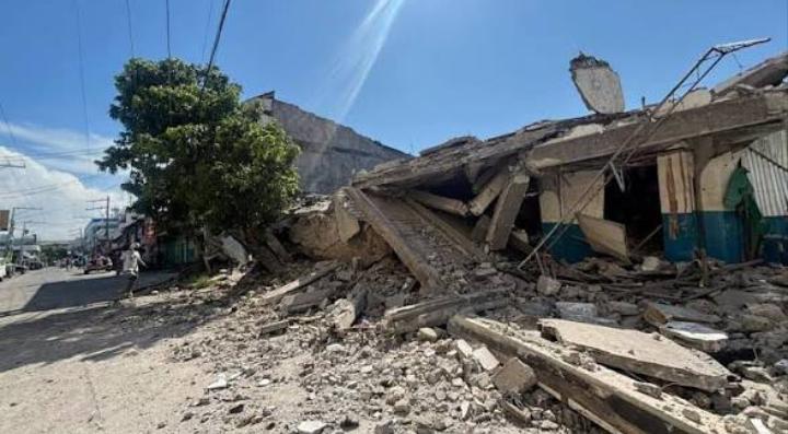 Strong earth quake strikes Philippines, prompting tsunami warnings