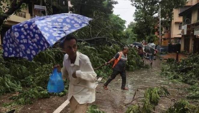 Six Killed as Heavy Rains Trigger Building Collapse in Mumbai