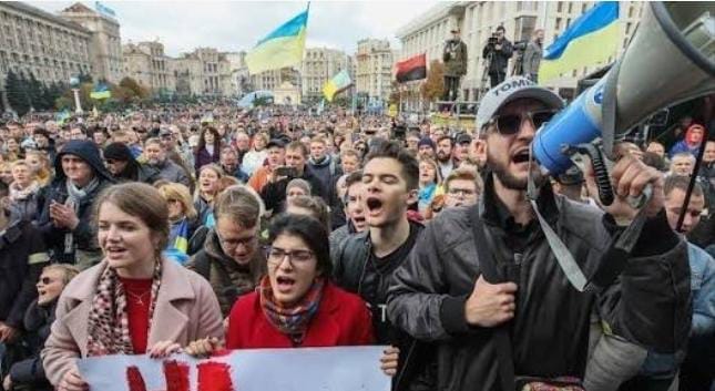 Thousands Rally Against Plan to Remove Hungarian President