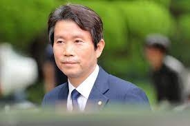 South Korea to resume humanitarian aid to Pyongyang, says Unification Minister